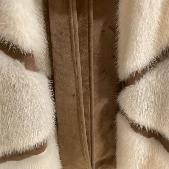 Luxurious Fur-Trimmed Coat - Picture 3 of 12